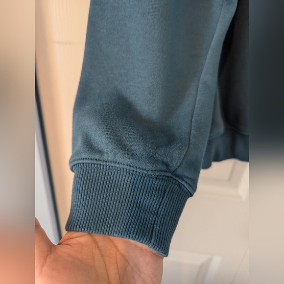 3/$20! H&M Mens Basic Crewneck Sweatshirt - Teal - Picture 5 of 13